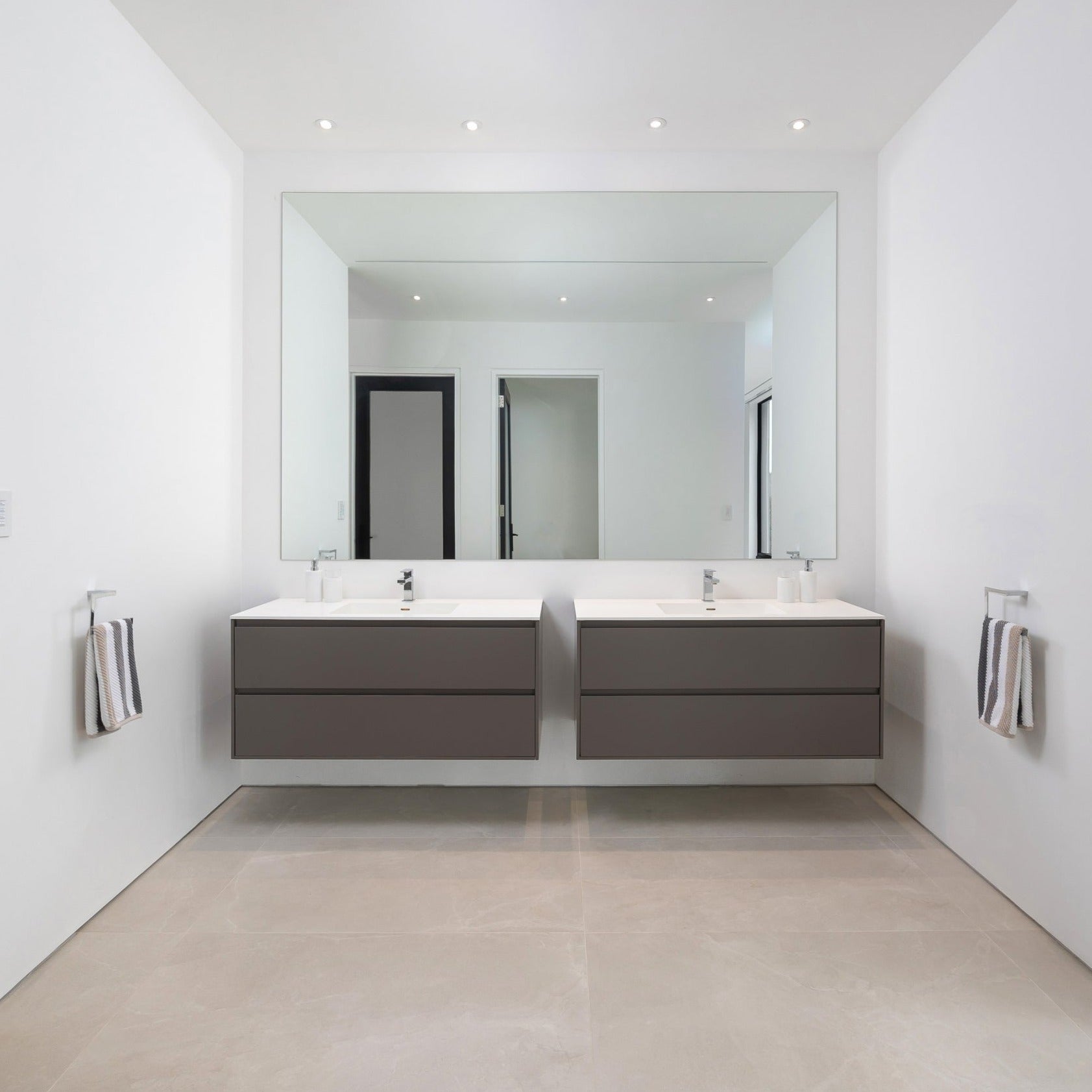 Meuble-lavabo mural en MDF de 47 po avec comptoir en surface solide