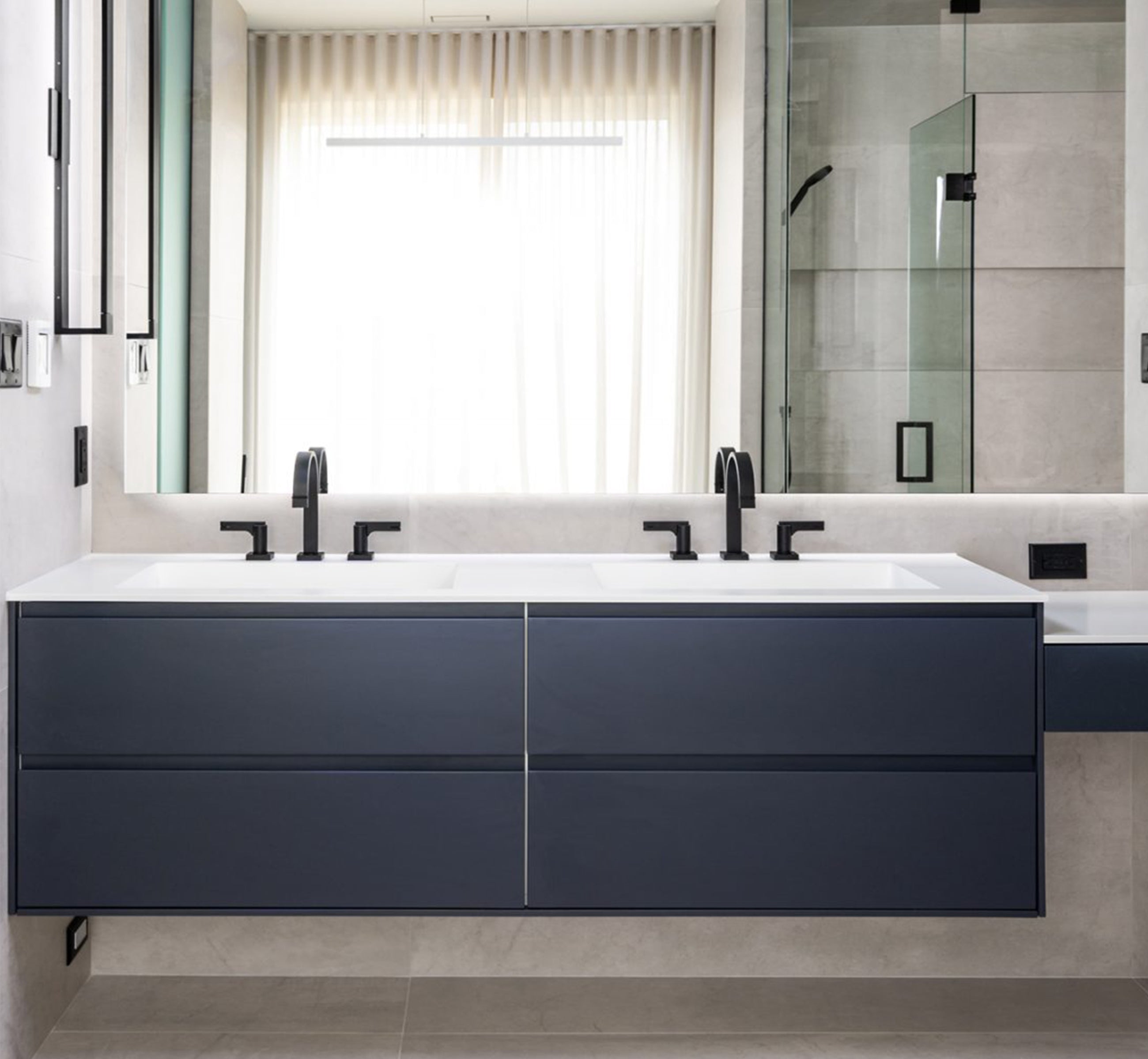 Meuble-lavabo mural en MDF de 71 po avec comptoir en surface solide