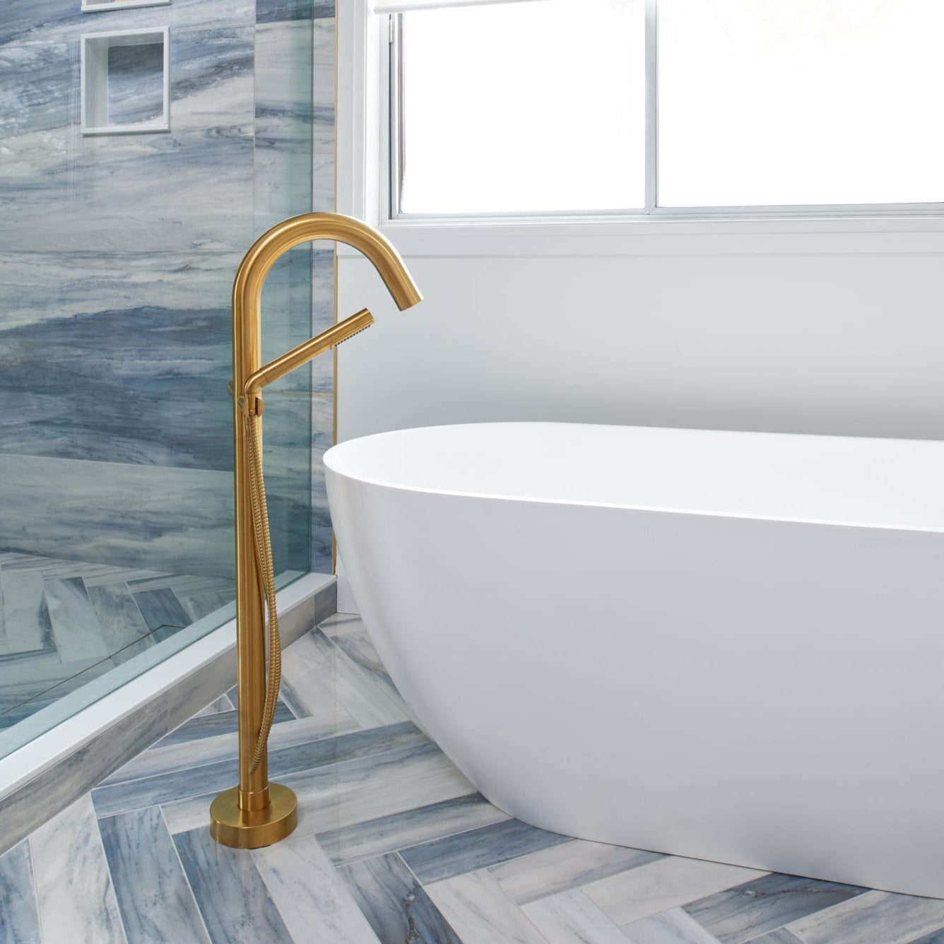 Baignoire autoportante à surface solide arrondie de 67 po