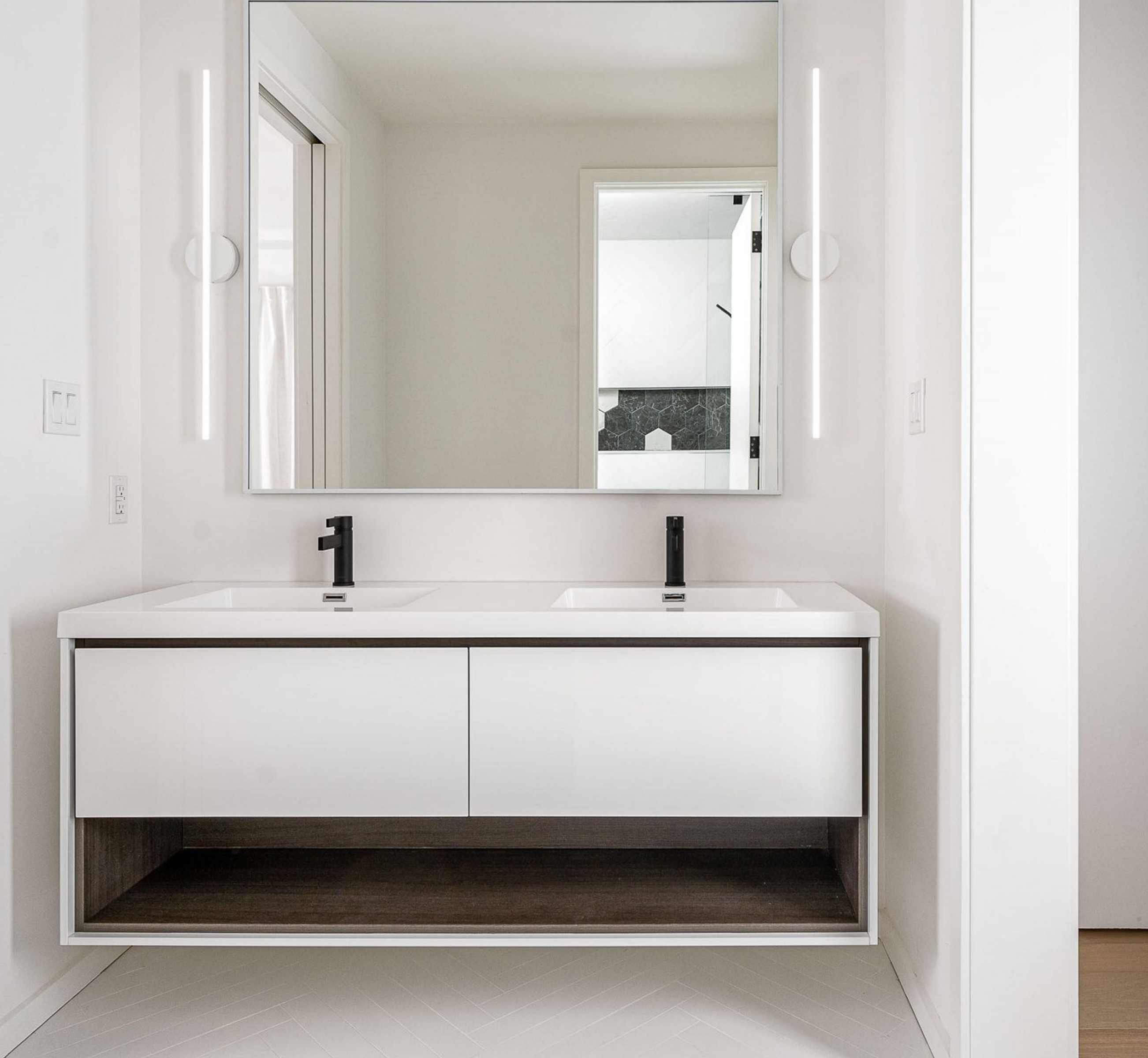 MC 1600H lifestyle image inside white bathroom